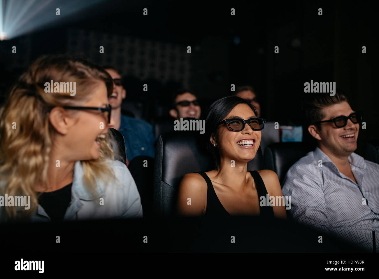 Groupe de personnes dans les lunettes 3D Regarder la vidéo dans le cinéma. Les hommes et les femmes la 3d film dans le théâtre. Banque D'Images