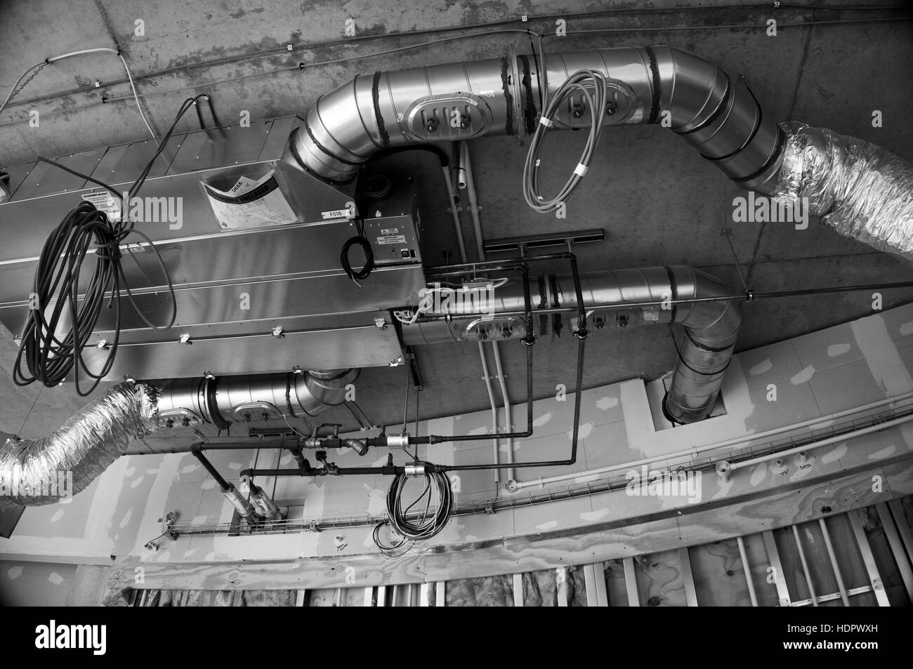 Services de plomberie et d'électricité dans un bâtiment moderne de conduit Banque D'Images Services de plomberie et d'électricité dans un bâtiment moderne de conduit Banque D'Images