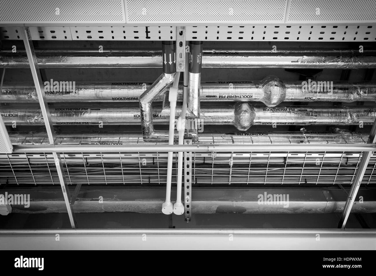 Services de plomberie et d'électricité dans un bâtiment moderne de conduit Banque D'Images Services de plomberie et d'électricité dans un bâtiment moderne de conduit Banque D'Images