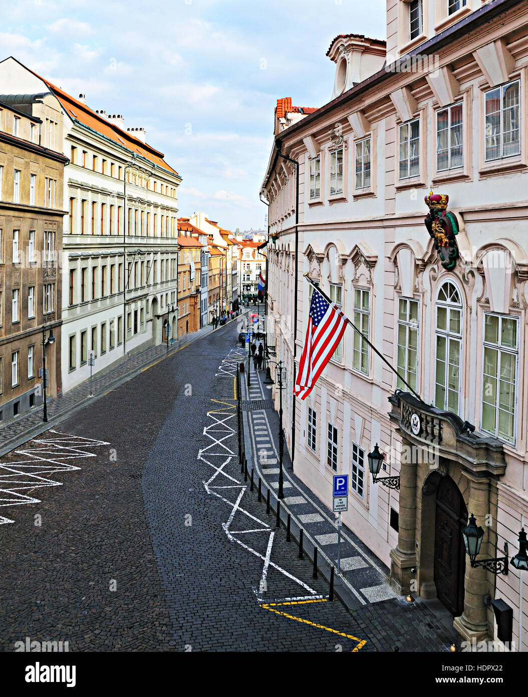 Rue de Prague avec l'ambassade américaine et d'un drapeau. Banque D'Images