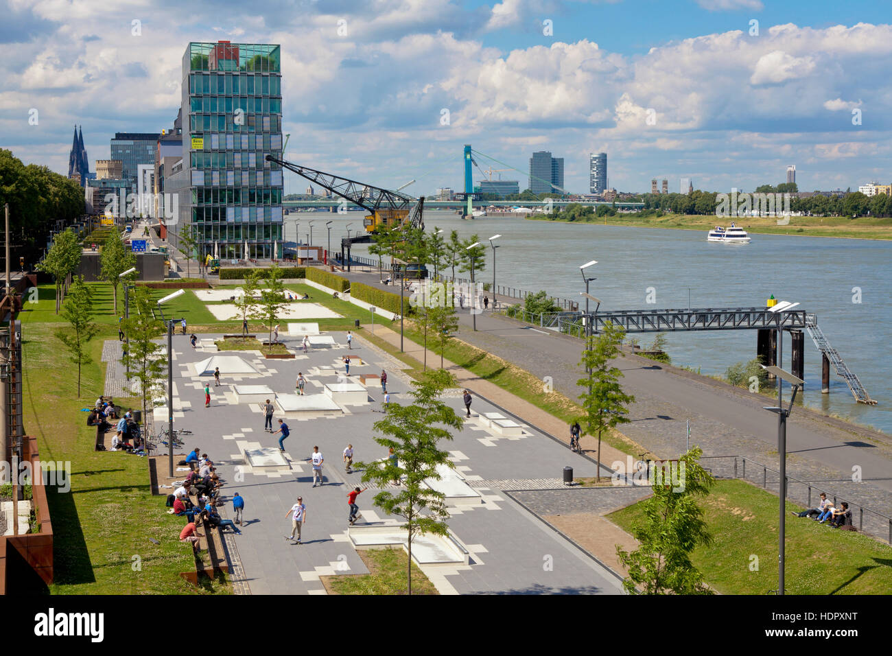 Allemagne, Cologne, Skate Plaza à l'Rheinau Harbour, l'immeuble de bureaux KAP am Suedkai, architectes Engel et Zimmermann. Banque D'Images