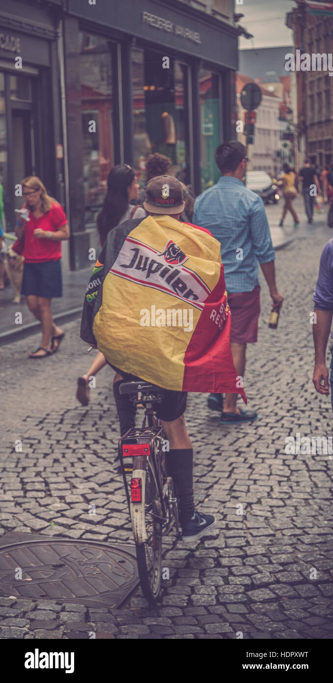 Cycliste portant un drapeau Belgique sur son vélo vélo dans Brugge Banque D'Images