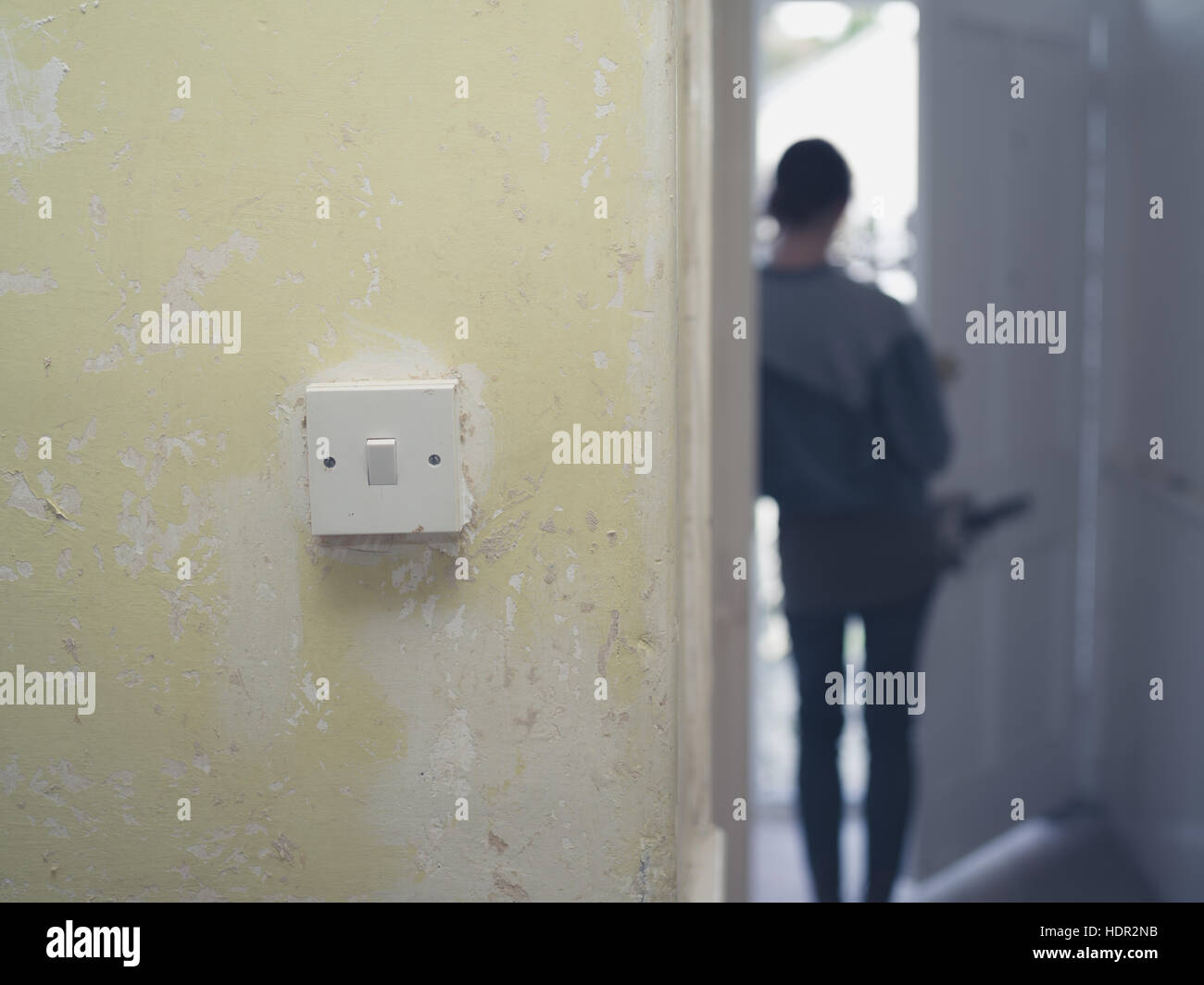 Un interrupteur électrique dans un couloir intérieur avec une femme dans  l'arrière-plan Photo Stock - Alamy