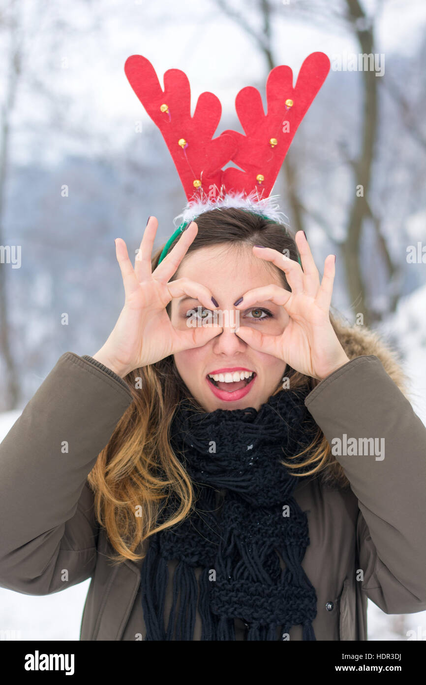 Femme s'amusant sur une froide journée d'hiver enneigée Banque D'Images
