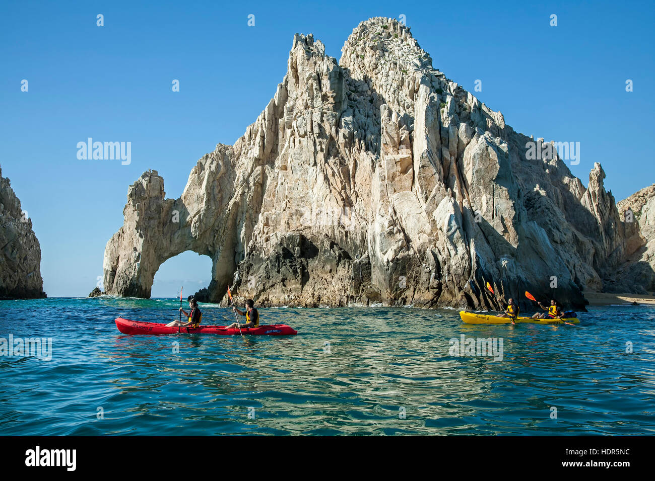 Les kayakistes à El Arco (l'arche), la formation de granite près de Cabo San Lucas, Baja California Sur, Mexique Banque D'Images