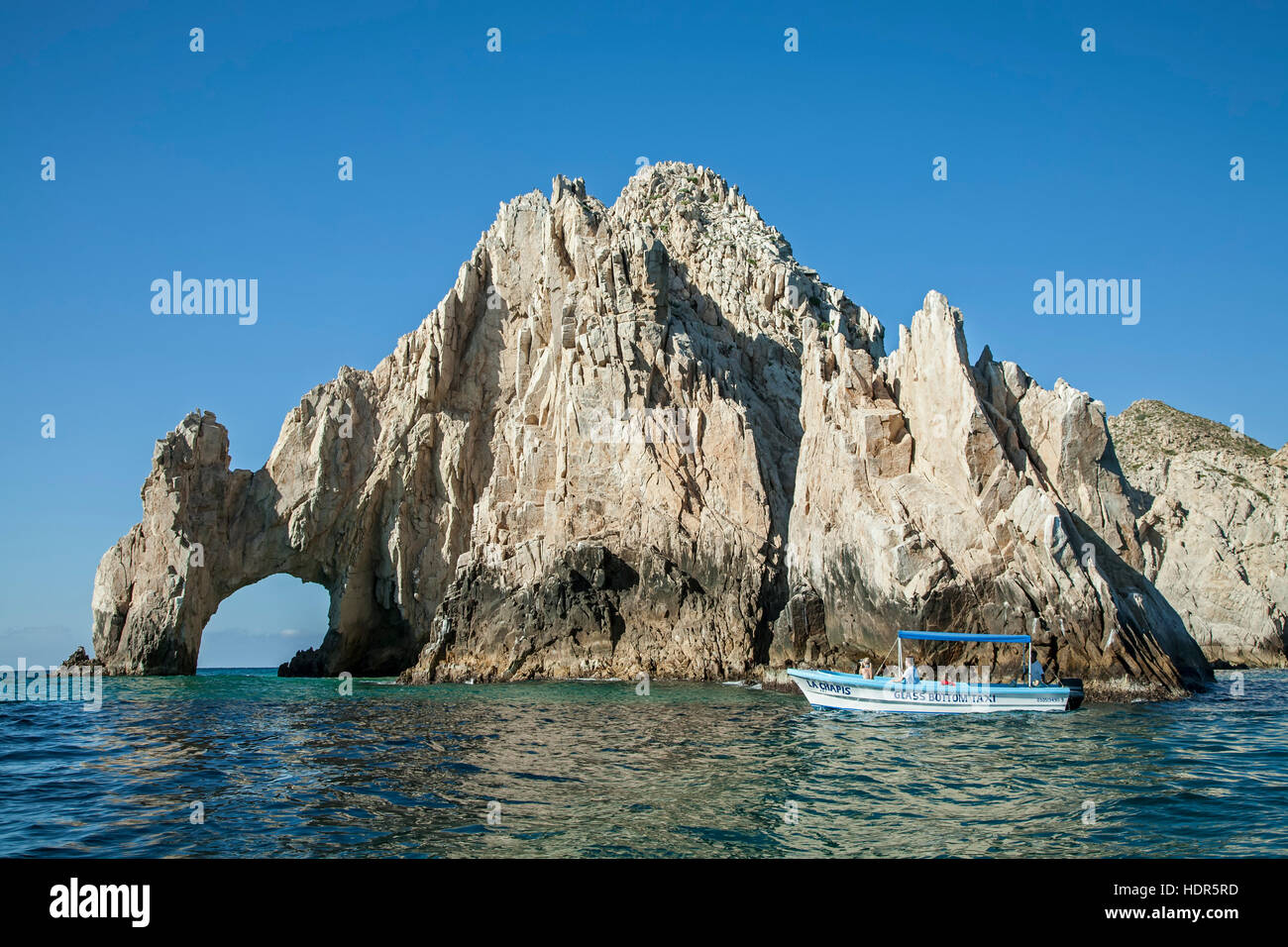 Panga (petit bateau) en El Arco (l'arche), la formation de granite près de Cabo San Lucas, Baja California Sur, Mexique Banque D'Images