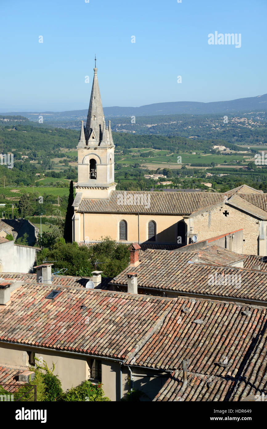 Vue sur le village de Bonnieux, le nouveau clocher d'église et la plaine principale du Parc Régional du Luberon Provence France Banque D'Images