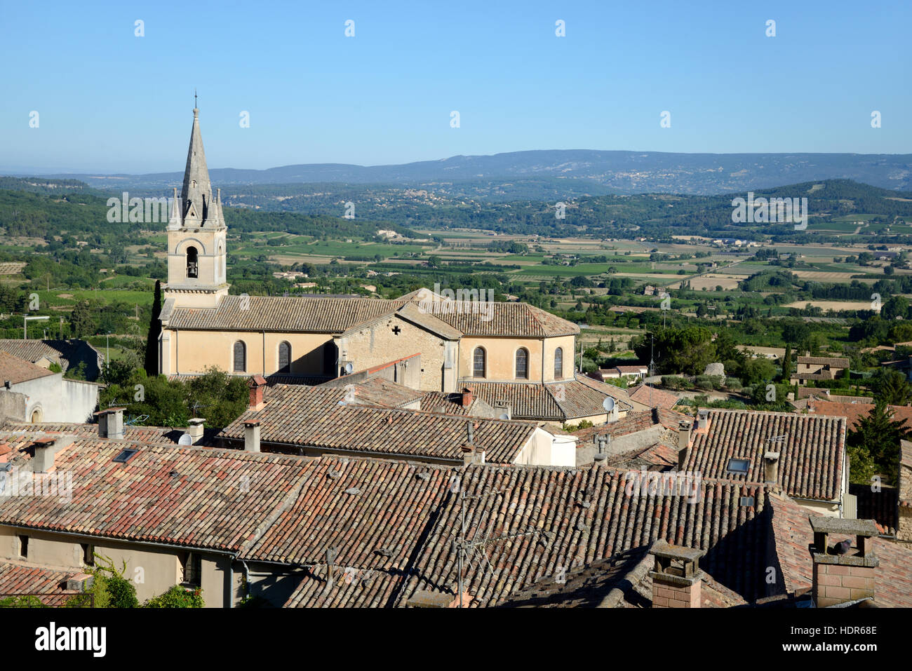 Vue panoramique sur le village de Bonnieux, la nouvelle église et la plaine principale du Parc Régional du Luberon Provence France Banque D'Images