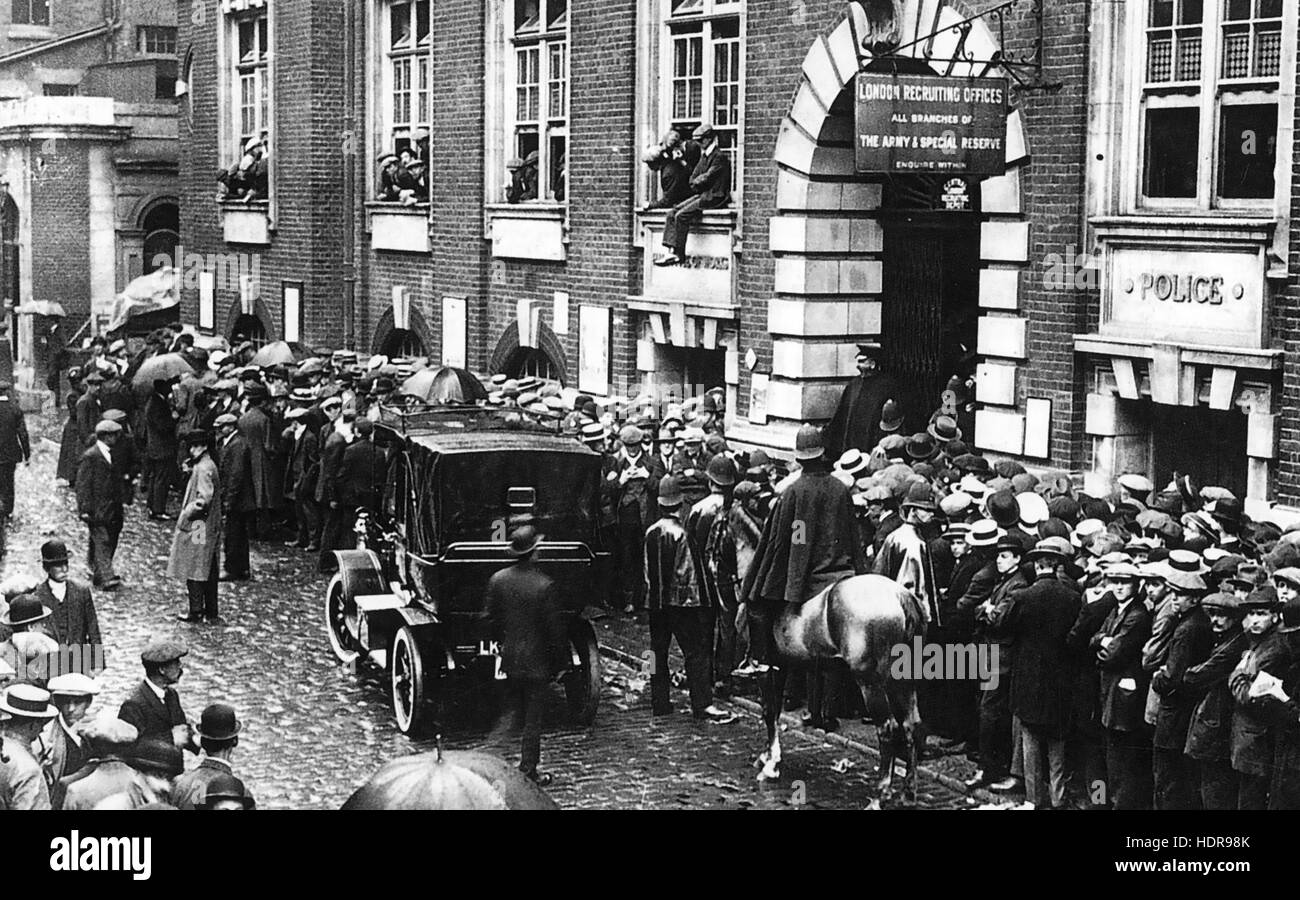 Le bureau de recrutement de la WW1 la foule d'attente de la pluie pour s'enrôler à l'office de recrutement à Whitehall, Londres, en août 1914 Banque D'Images