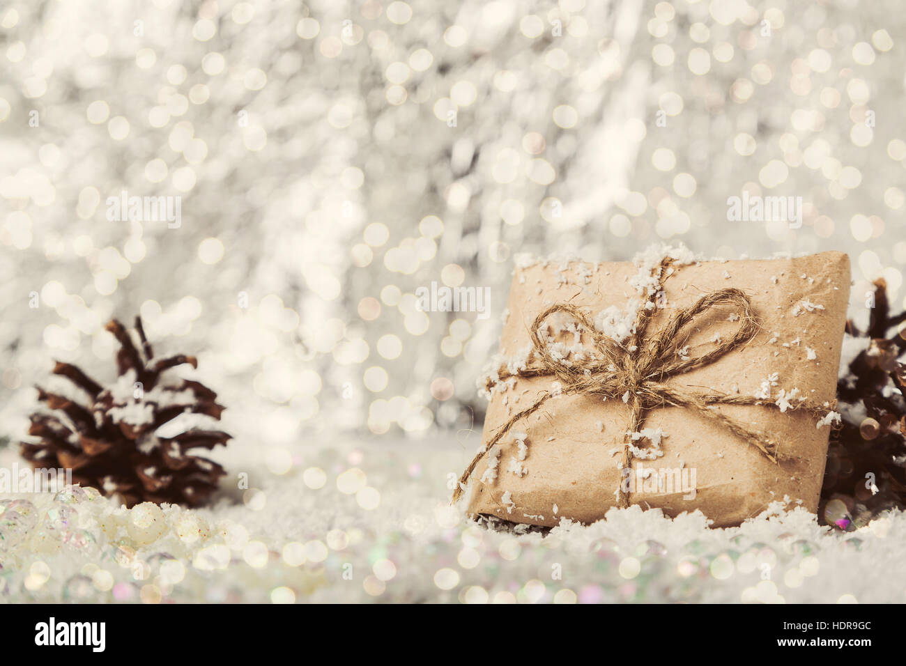 Cadeau de Noël vintage sur fond flou de neige Banque D'Images