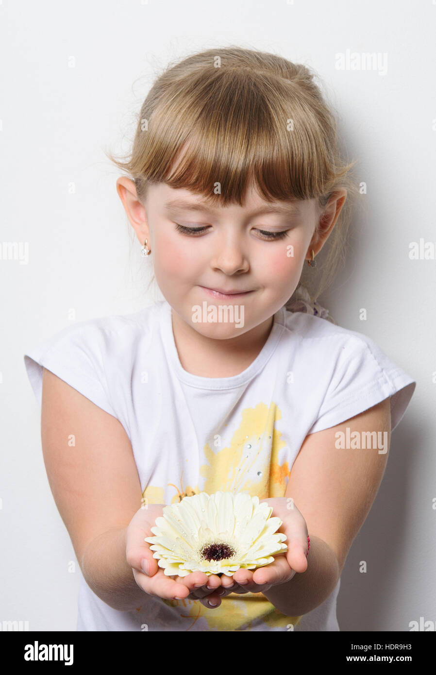 Little girl holding flower lumineux Banque D'Images