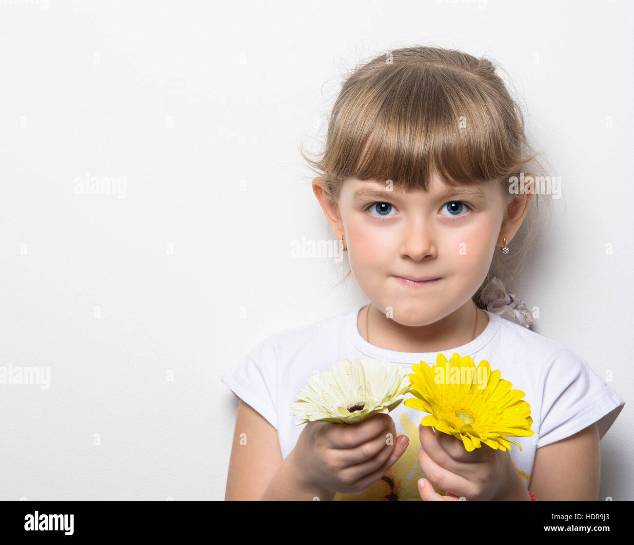 Jeune modèle avec fleurs lumineuses Banque D'Images