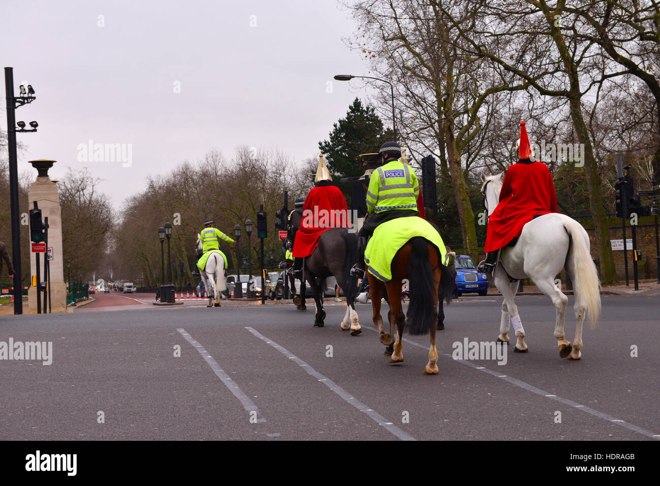 Escorté Horse Guards crossing road off Duc de Wellington Arch, London Royaume Uni Banque D'Images