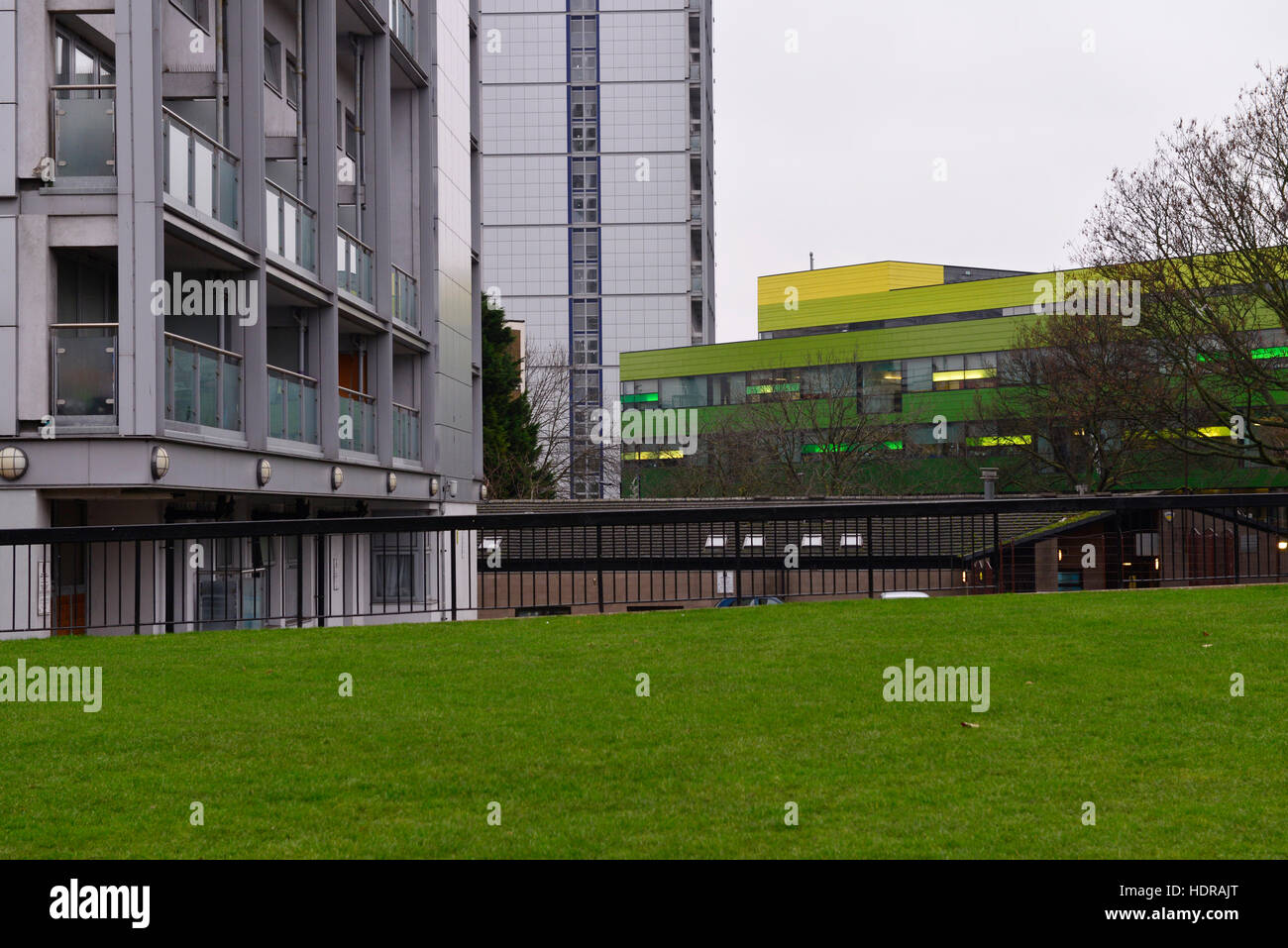 L'architecture moderne, Westminster academy et se lève sur un jour gris, gris Harrow Road, West London United Kingdom Banque D'Images