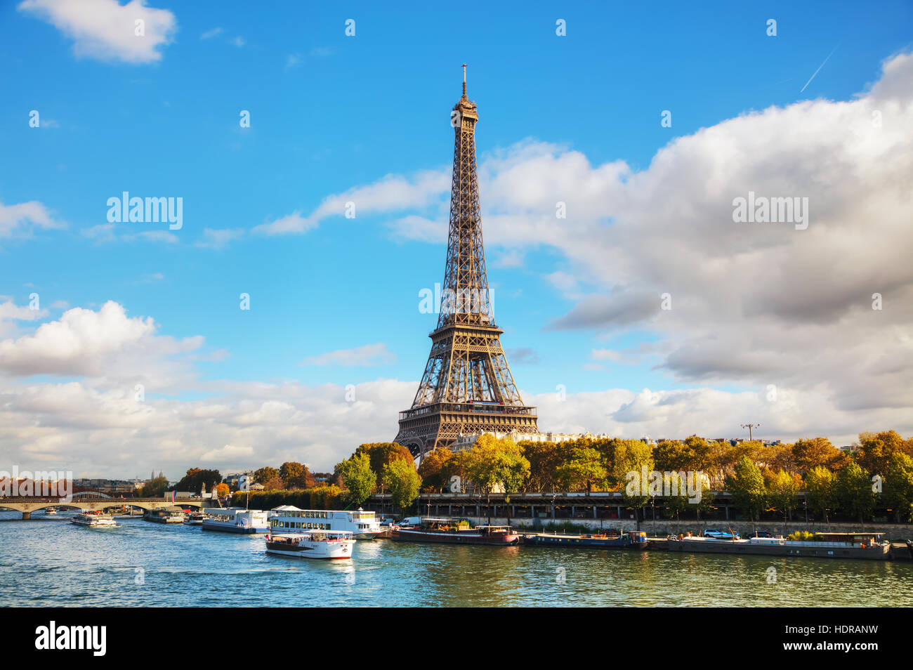 Rues de la région de Paris avec la Tour Eiffel lors d'une journée ensoleillée Banque D'Images