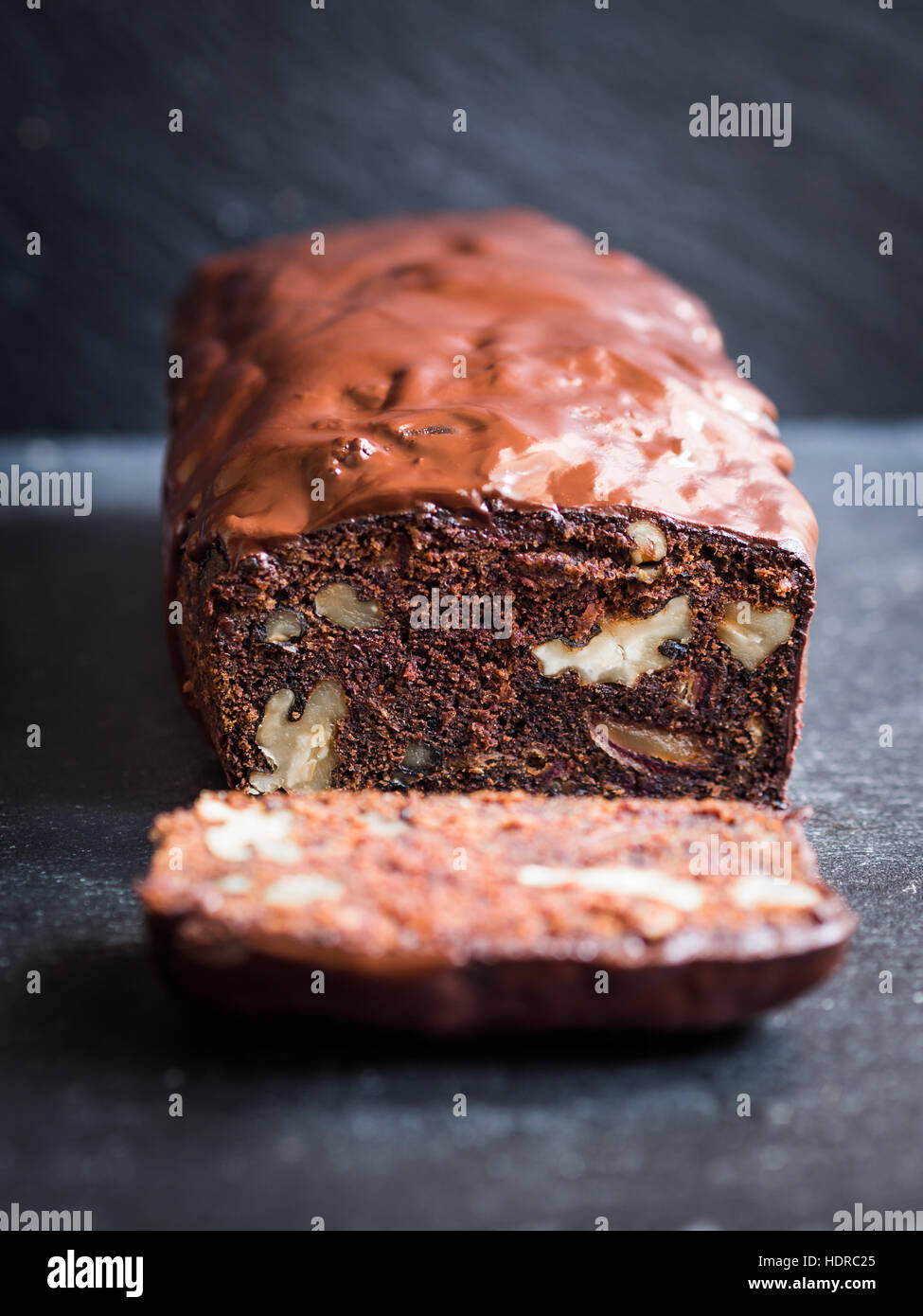 Gâteau au chocolat sans gluten à base de farine de banane verte, les dates et les écrous. Banque D'Images