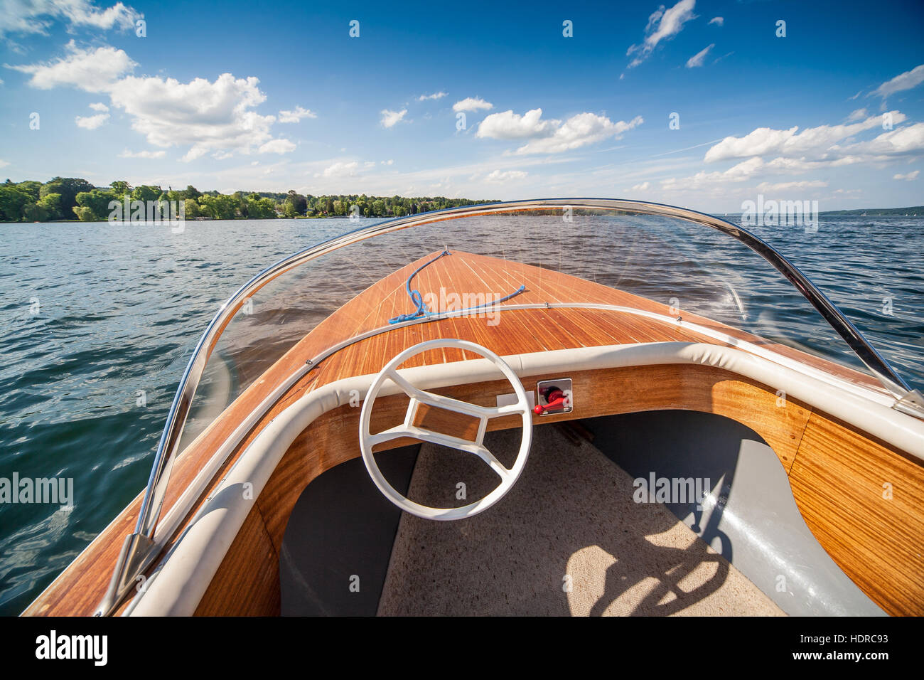 Vue grand angle d'un bateau sport classique en bois sur une journée ensoleillée. Banque D'Images