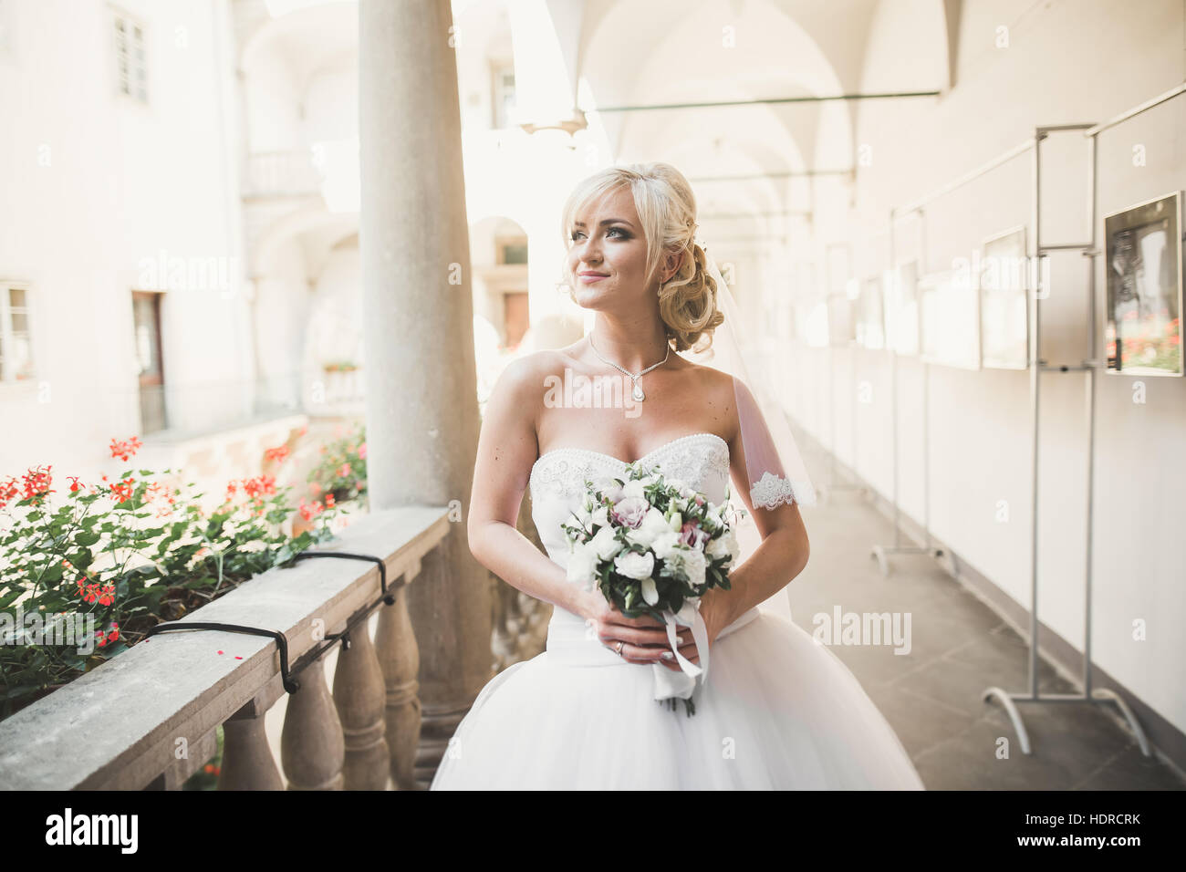 Mariée mariage de luxe, girl posing and smiling with bouquet Banque D'Images