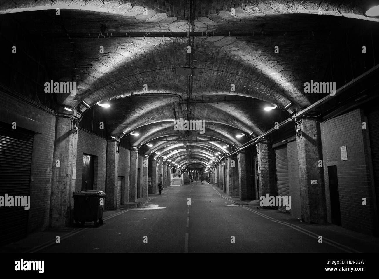 Arches sombres sous la gare de Leeds, Leeds, West Yorkshire Banque D'Images