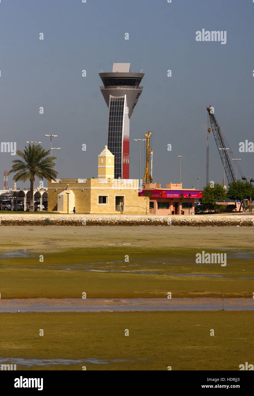 Tour de contrôle de l'Aéroport International de Bahreïn avec une mosquée en face, Muharraq. Banque D'Images