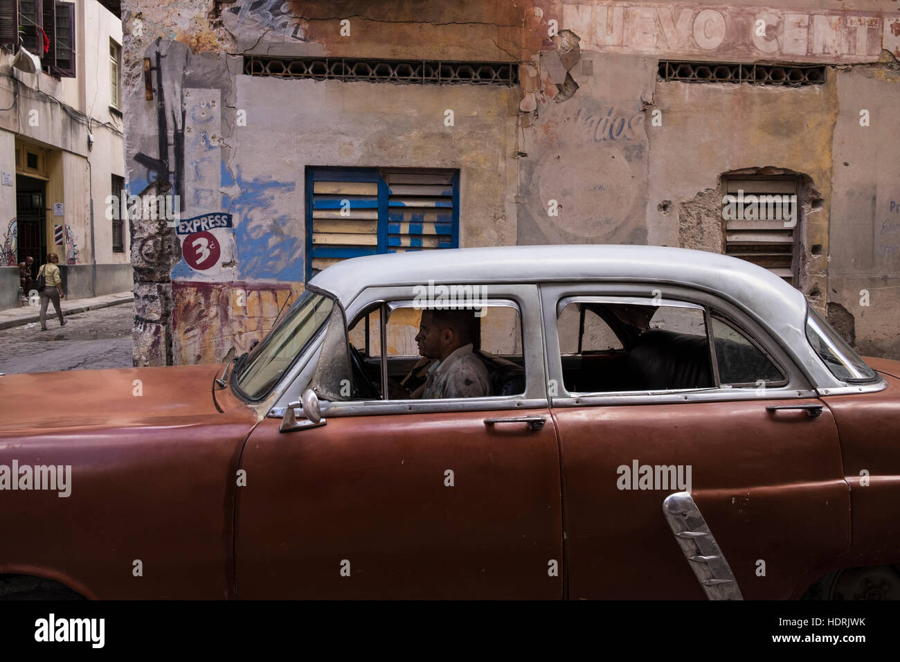 Vieille voiture américaine et en détresse sur le coin de mur Obra Pia et San Ignacio, dans la vieille ville, La Havane vieja, La Havane, Cuba. Banque D'Images