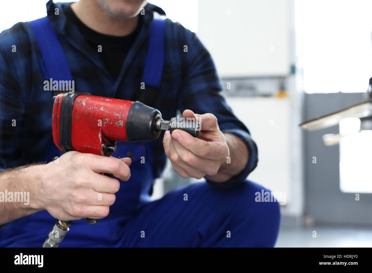 Mécanicien de voiture. Réparer la voiture, un homme au travail. Mécanicien dans l'atelier. Mécanicien travaillant dans un atelier Banque D'Images