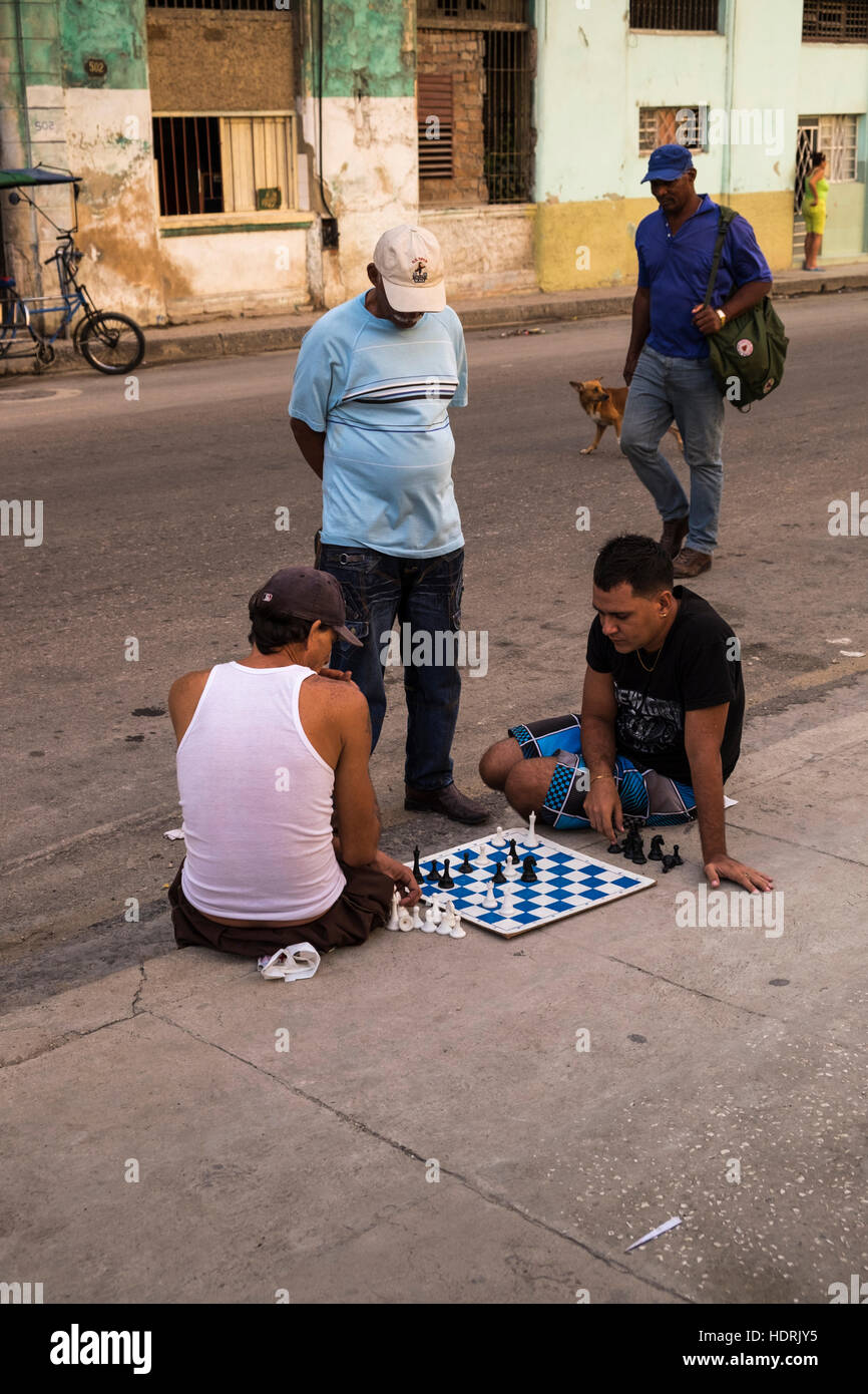 Jouer à un jeu d'échecs sur le trottoir, La Havane, Cuba. Banque D'Images