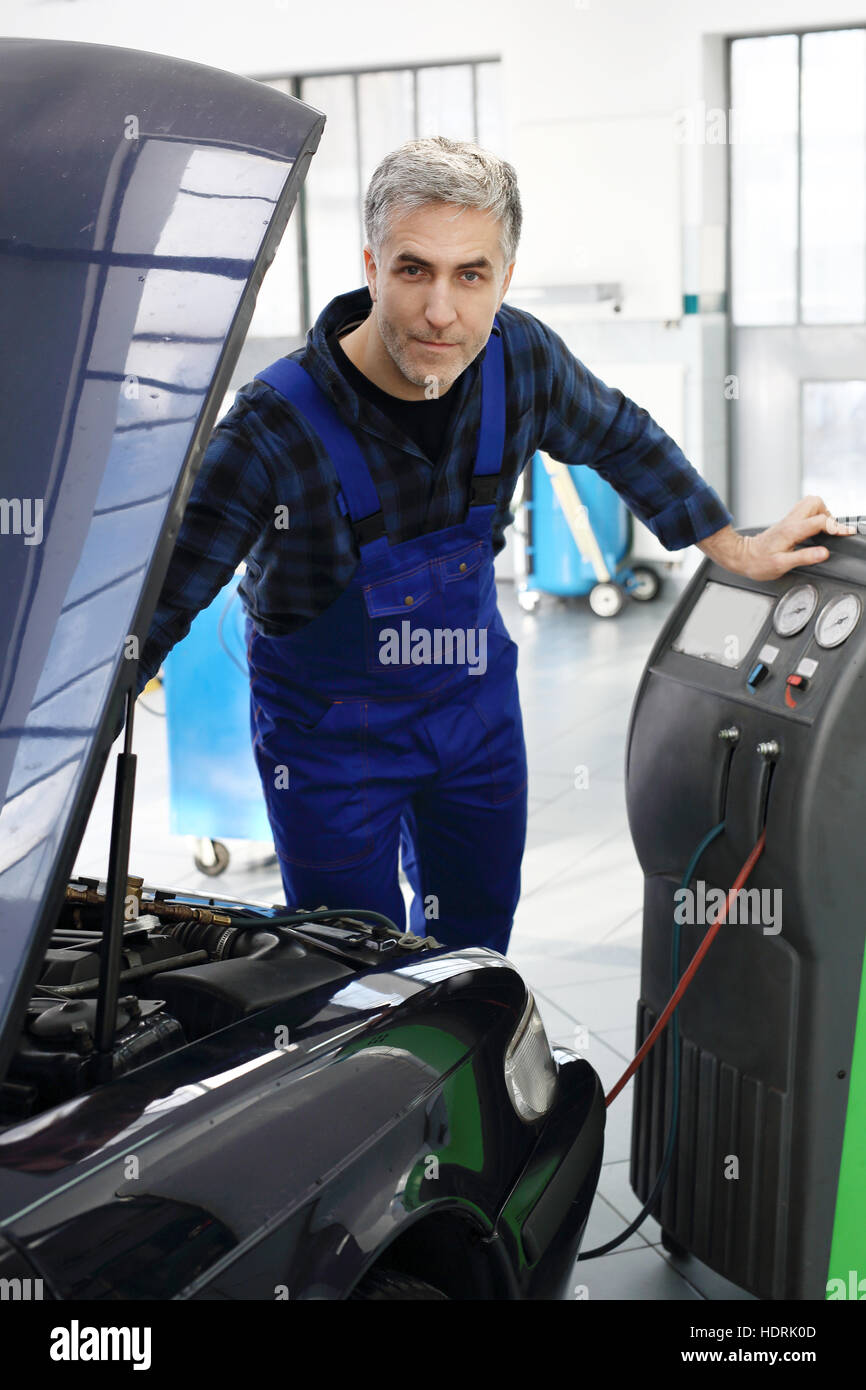 Voiture de service de la climatisation. Voiture à air conditionné, eau cloutés le mécanicien se remplit et la fumigation de la climatisation dans le ca Banque D'Images