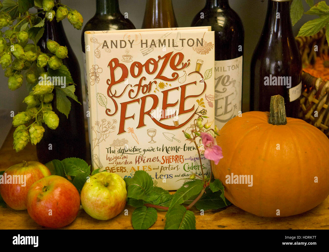Andy hamilton fait ses propres esprits à la maison à partir de simples ingrédients de sa cuisine et a écrit un livre "L'alcool en libre'. Banque D'Images