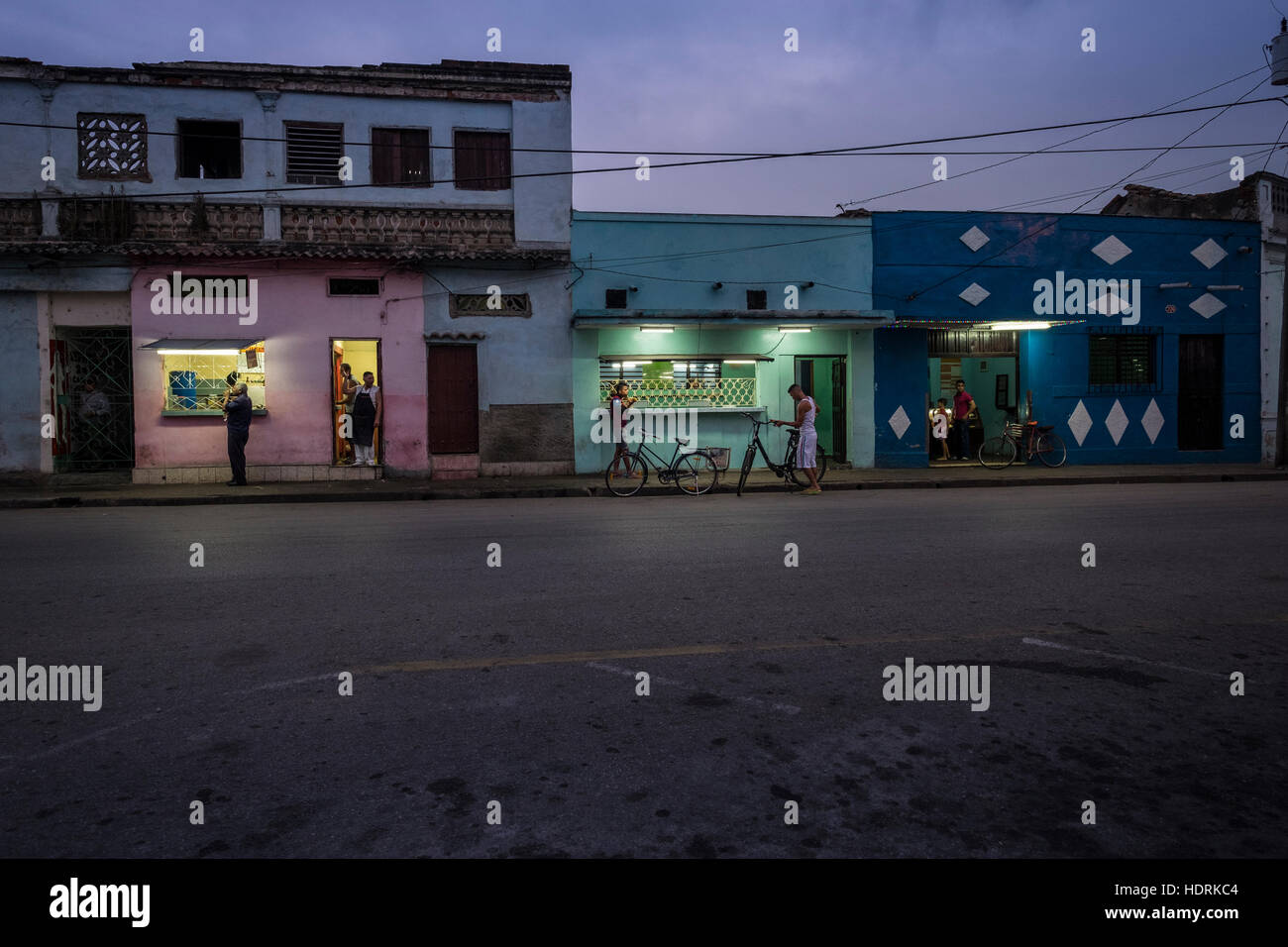 Les établissements de restauration rapide, style Cubain sur Republica, Camaguey, Cuba Banque D'Images