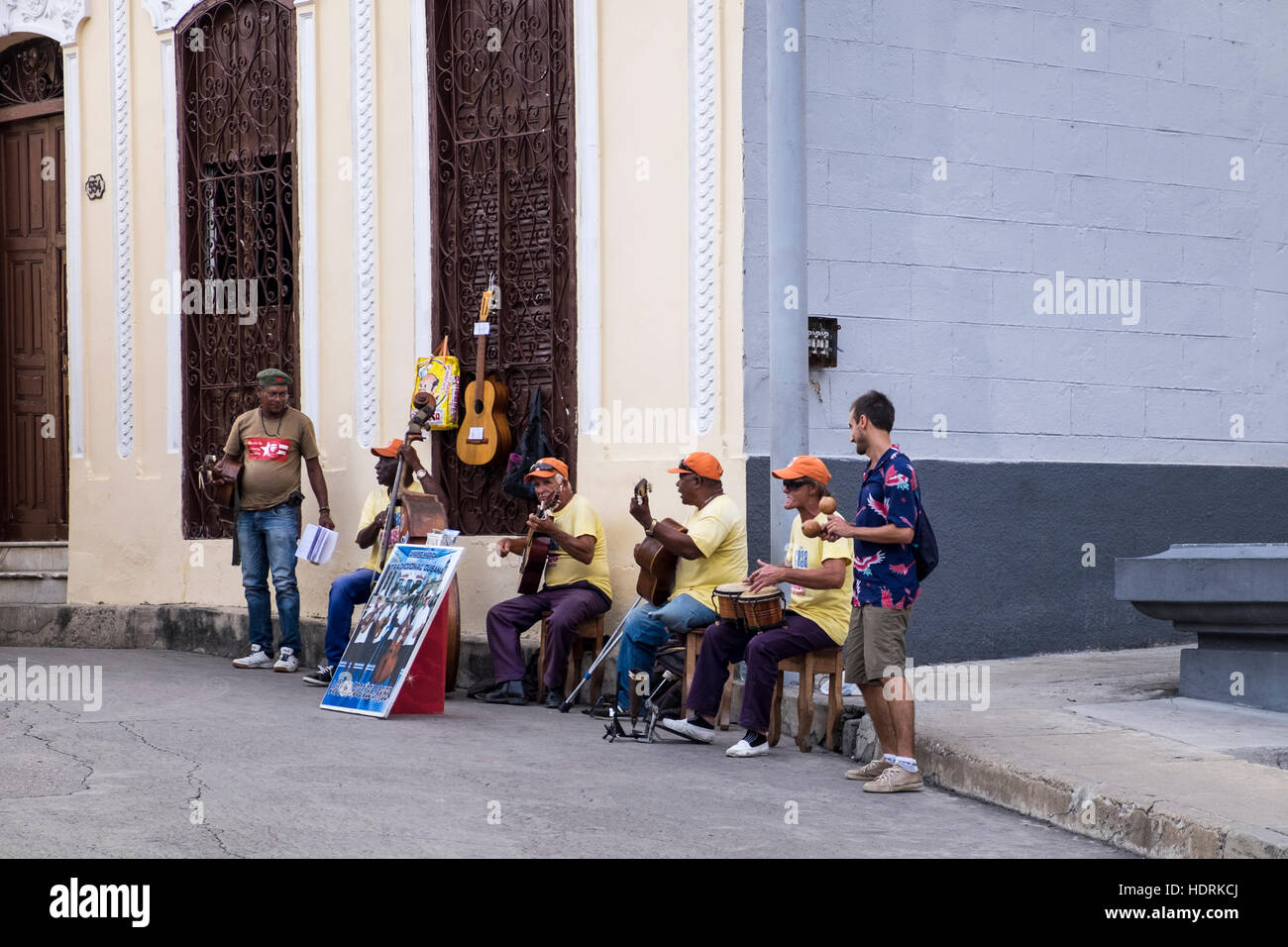 Aux spectacles de musiciens sur la Pio Rosado street à Santiago de Cuba, Cuba Banque D'Images