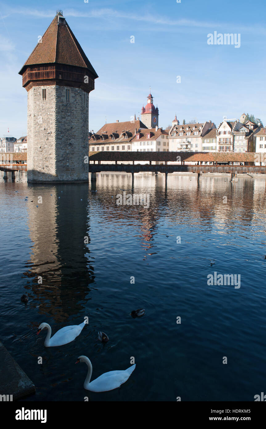 Lucerne, Suisse, Skyline : vue sur la célèbre Tour de l'eau et le pont de la chapelle, la passerelle couverte en bois construit en 1333 sur la rivière Reuss Banque D'Images