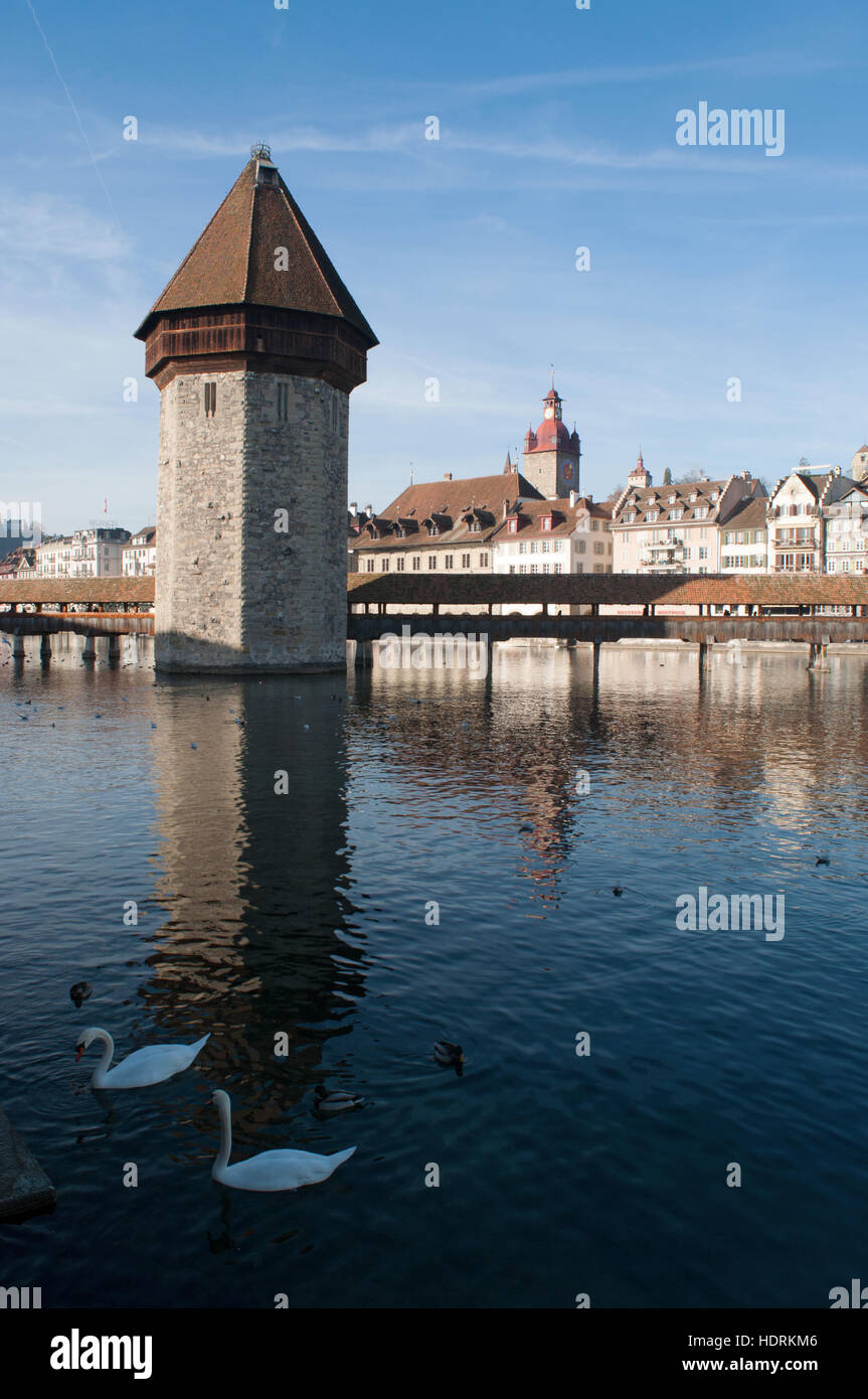 Lucerne, Suisse, Skyline : vue sur la célèbre Tour de l'eau et le pont de la chapelle, la passerelle couverte en bois construit en 1333 sur la rivière Reuss Banque D'Images Lucerne, Suisse, Skyline : vue sur la célèbre Tour de l'eau et le pont de la chapelle, la passerelle couverte en bois construit en 1333 sur la rivière Reuss Banque D'Images