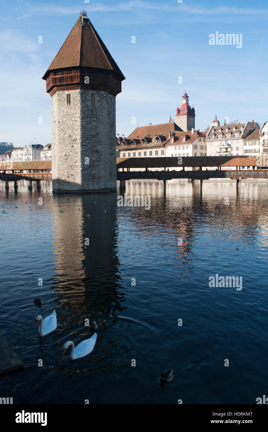 Lucerne, Suisse, Skyline : vue sur la célèbre Tour de l'eau et le pont de la chapelle, la passerelle couverte en bois construit en 1333 sur la rivière Reuss Banque D'Images Lucerne, Suisse, Skyline : vue sur la célèbre Tour de l'eau et le pont de la chapelle, la passerelle couverte en bois construit en 1333 sur la rivière Reuss Banque D'Images