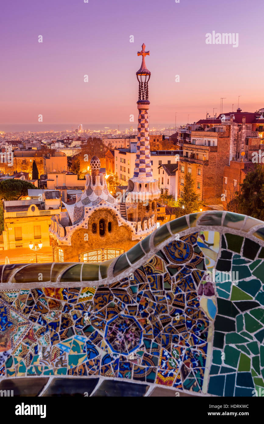 Parc Guell Avec Derrière Les Toits De La Ville Au Coucher Du