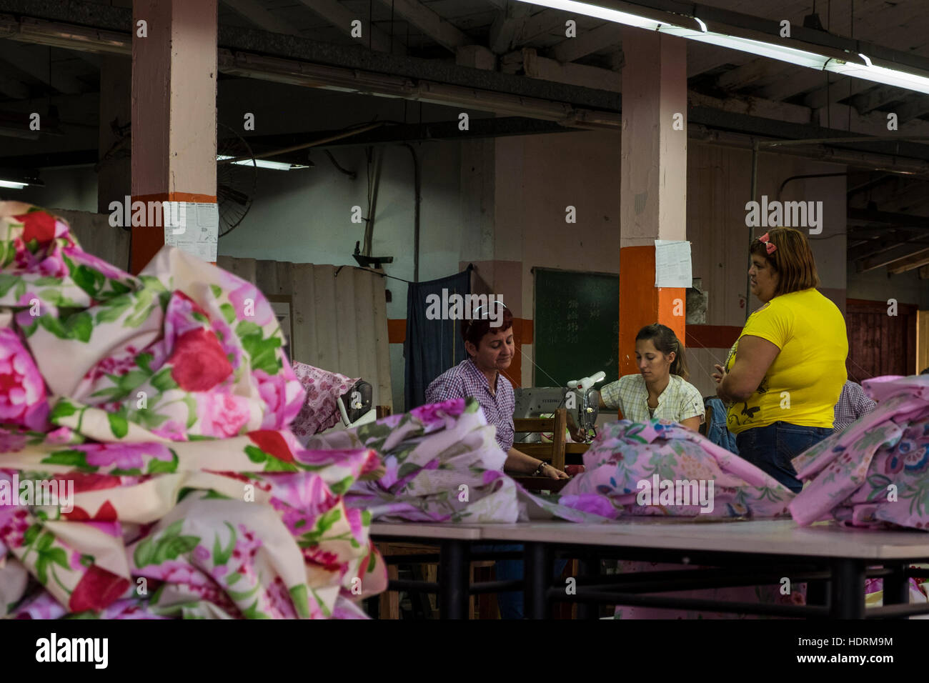 Vêtements femmes machinistes travaillant en usine, Vinales, Cuba Banque D'Images