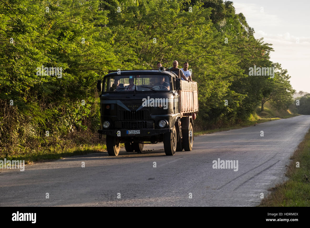 Les hommes pour se rendre au travail et à l'arrière d'un camion, près de Cayajabos, Las Terrazas, Cuba Banque D'Images