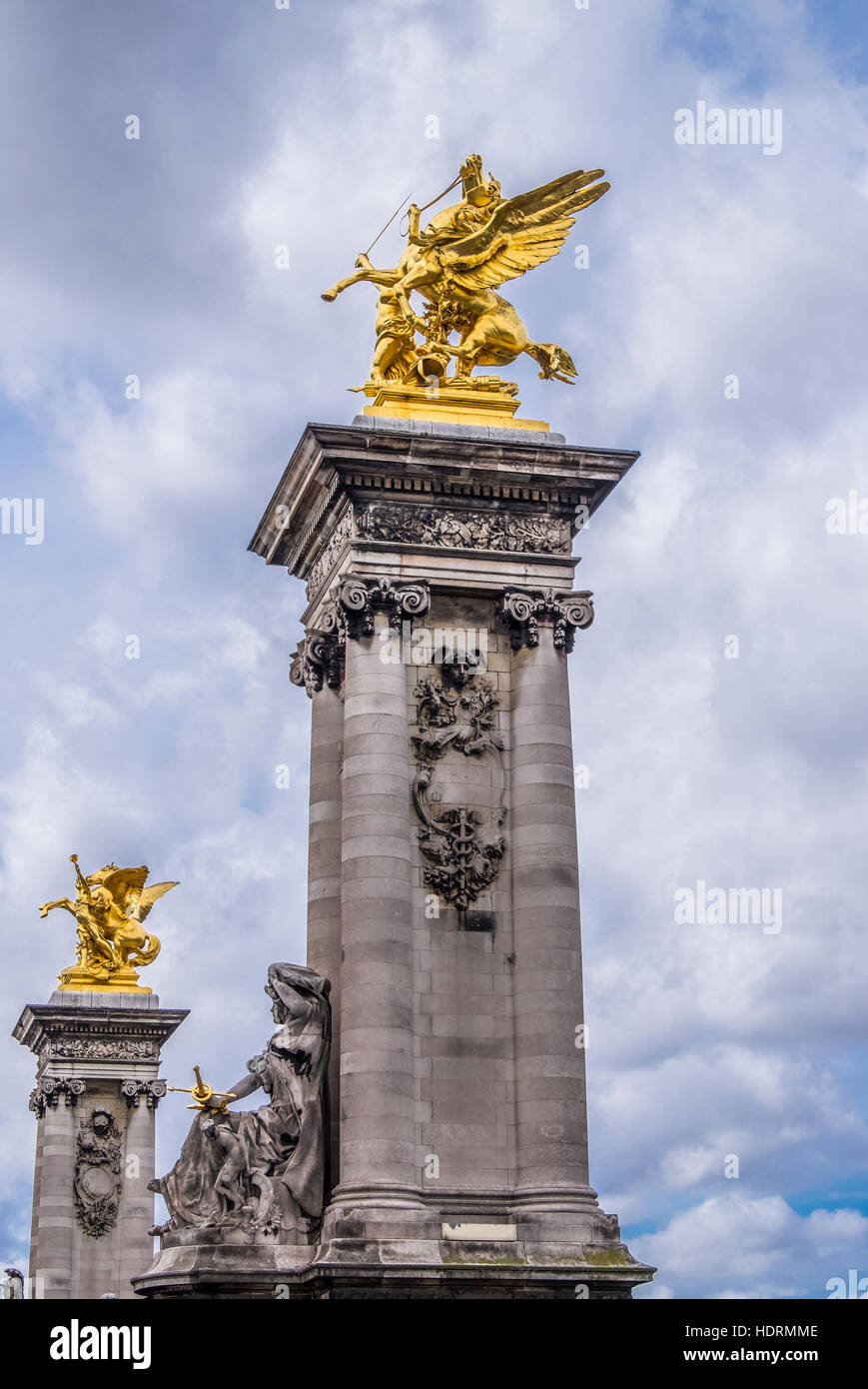 Le gilt-bronze des statues d'EMAG et Pégase sur le Pont Alexandre III, Paris, France Banque D'Images