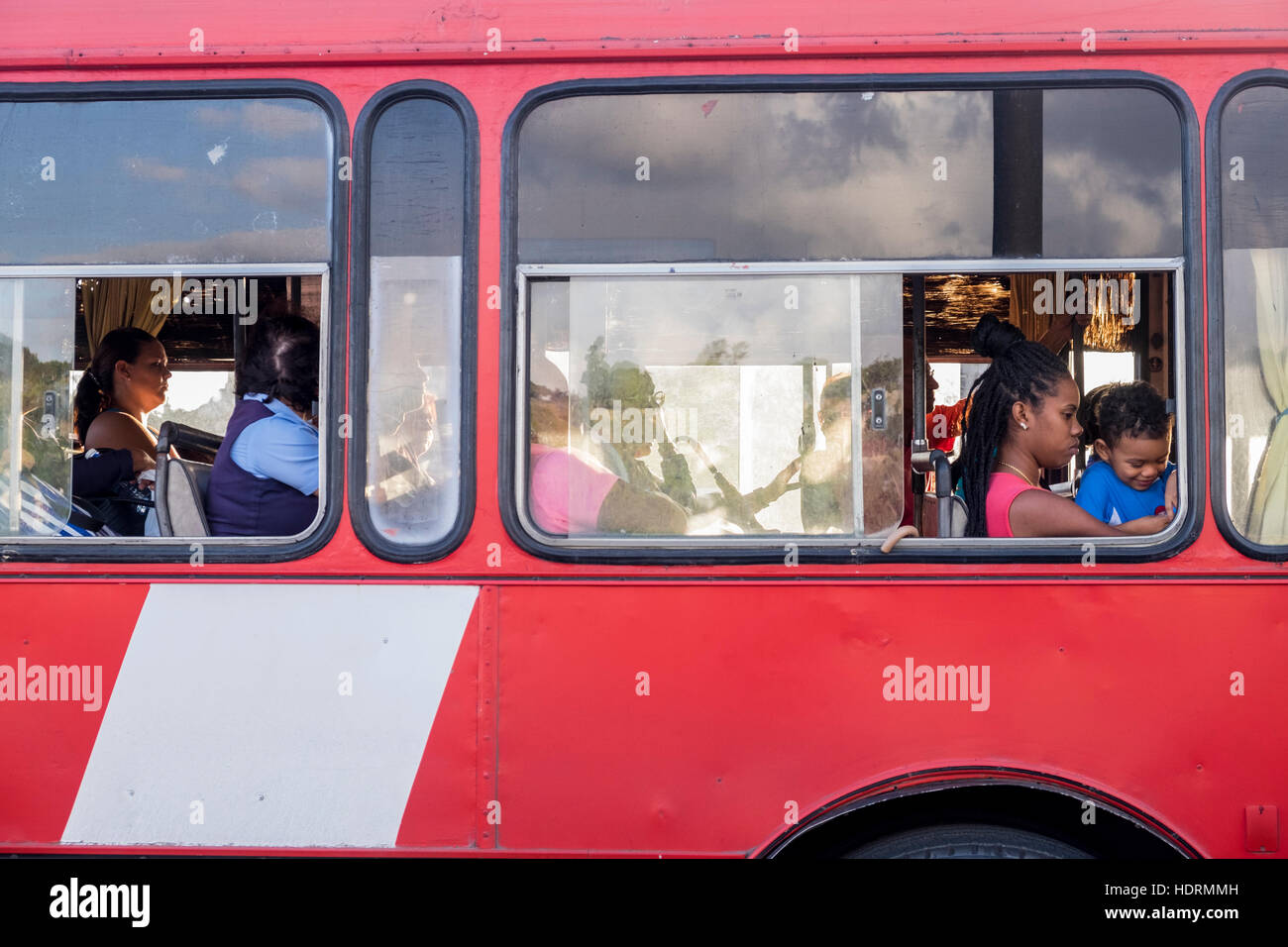 Les passagers d'un bus local, La Havane, Cuba. Banque D'Images