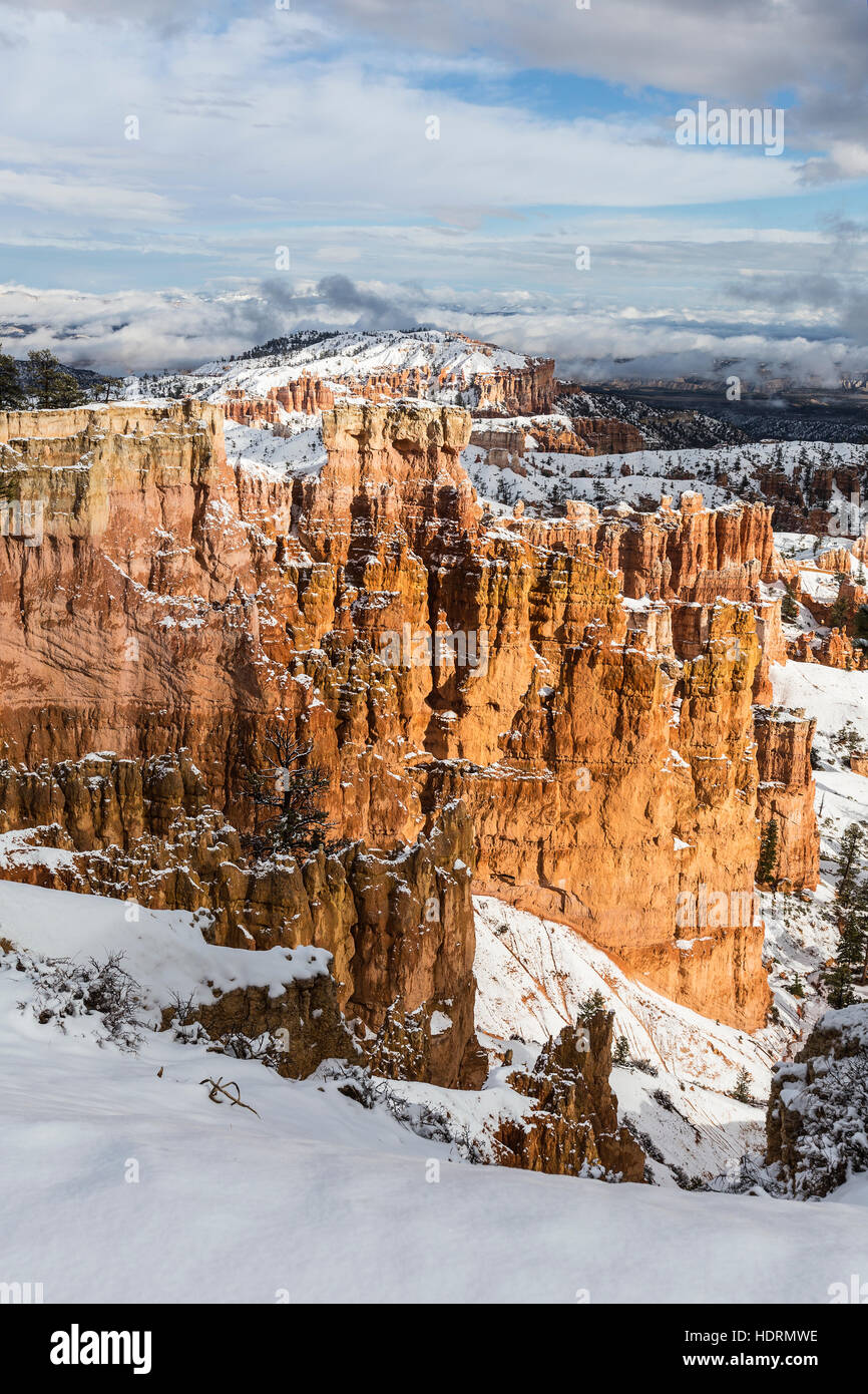 Les nuages de tempête d'hiver et de la neige au Parc National de Bryce Canyon dans l'Utah du sud. Banque D'Images