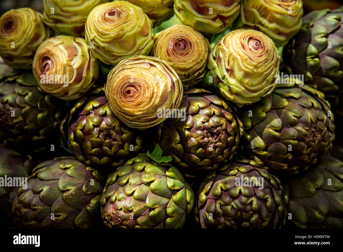 Artichauts romaine pour la vente au marché alimentaire de Testaccio, Rome, Italie Banque D'Images