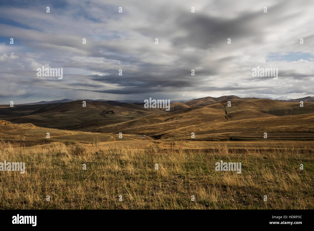 Collines sous un ciel nuageux ; Shirak Province, l'Arménie Banque D'Images Collines sous un ciel nuageux ; Shirak Province, l'Arménie Banque D'Images