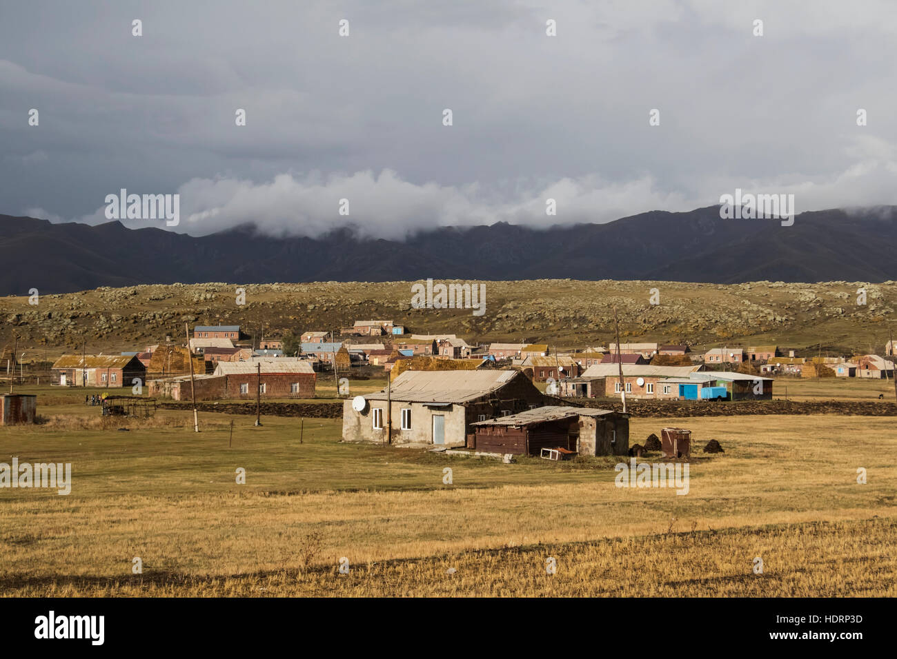 Village yazidis sous un ciel nuageux avec des montagnes au loin ; Shirak, Yazidis, Province, l'Arménie Banque D'Images Village yazidis sous un ciel nuageux avec des montagnes au loin ; Shirak, Yazidis, Province, l'Arménie Banque D'Images