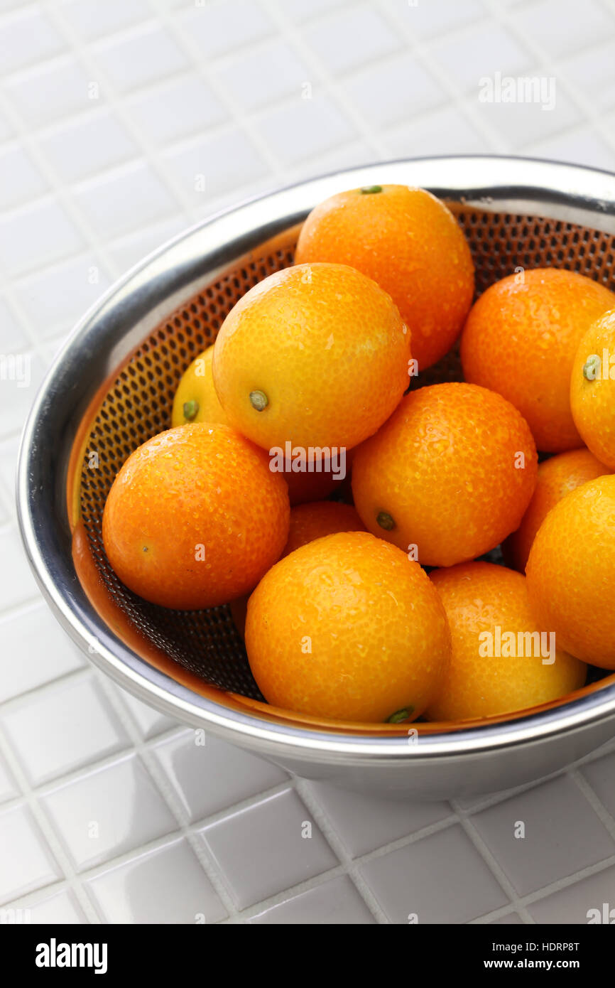 Kumquat dans le bol en acier inoxydable Banque D'Images