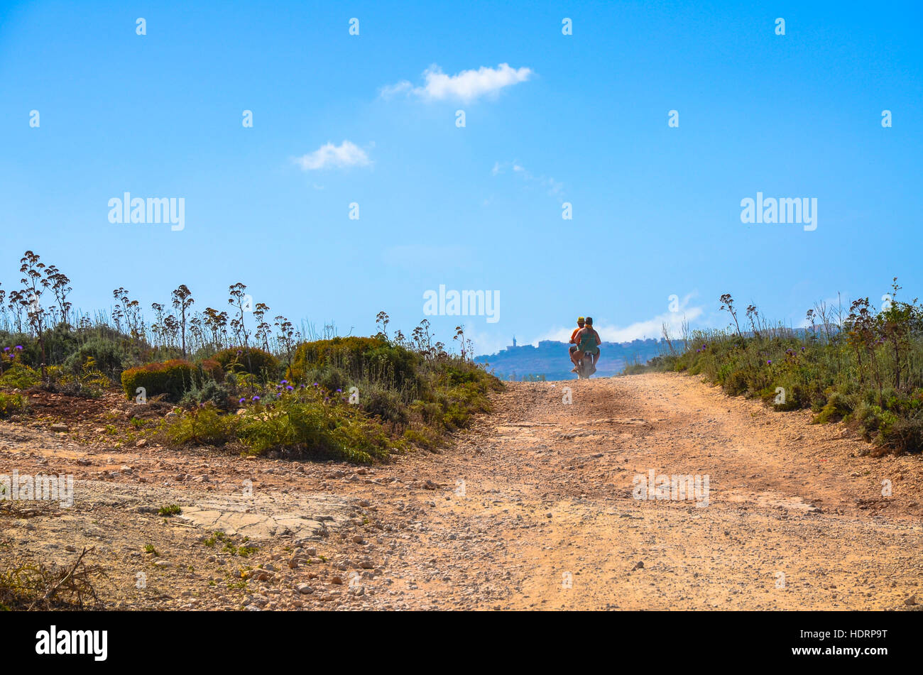 Coureurs sur une route poussiéreuse en Méditerranée les îles maltaises Banque D'Images