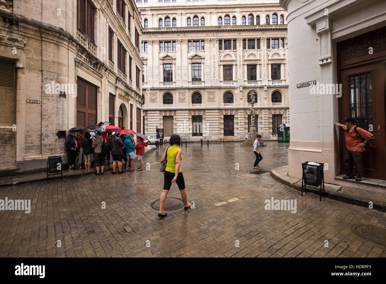 De pleuvoir dans la Plaza de San Francisco, La Havane, Cuba. Banque D'Images