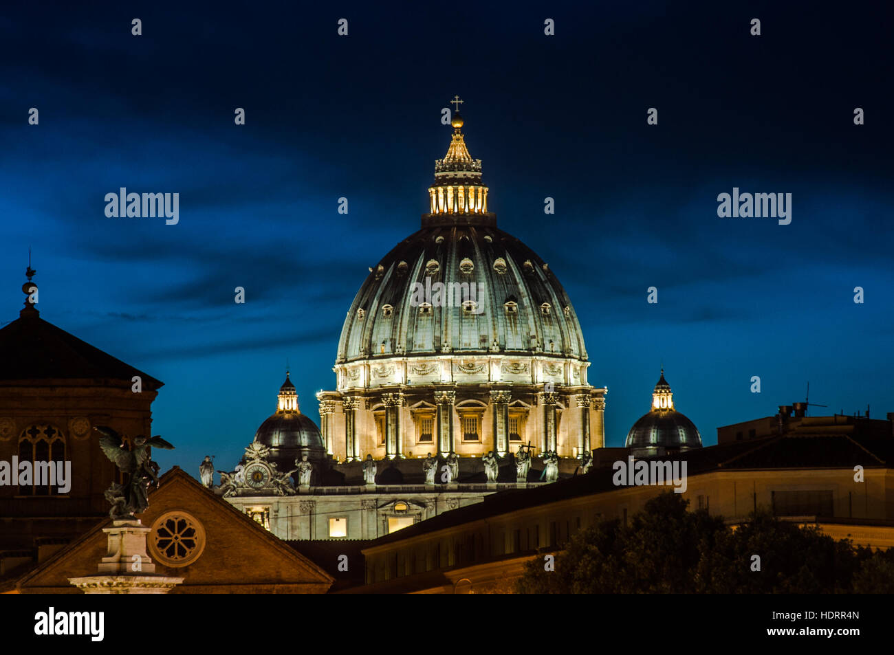 Le dôme de la Basilique Saint Pietro, illuminé la nuit. Cité du Vatican, Rome. Banque D'Images