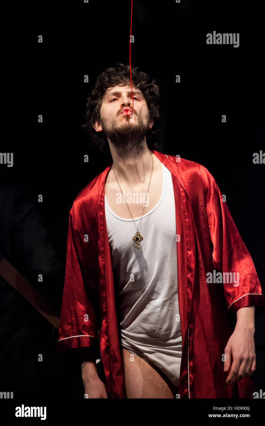 ROSTOCK / ALLEMAGNE - 12 février 2012 : un acteur est sur la scène de l'Académie de théâtre et avale un fil rouge Banque D'Images