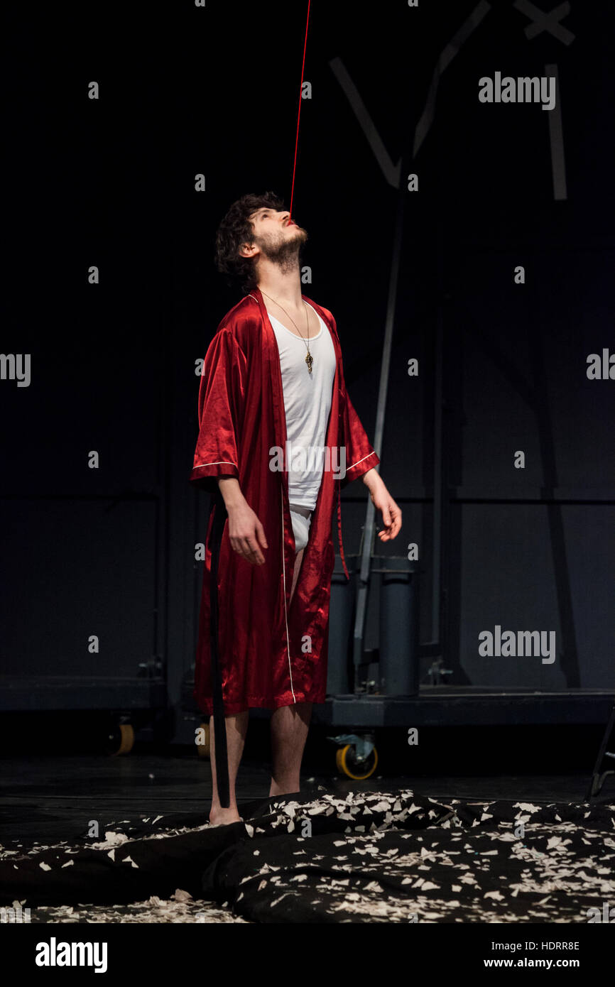 ROSTOCK / ALLEMAGNE - 12 février 2012 : un acteur est sur la scène de l'Académie de théâtre et avale un fil rouge Banque D'Images