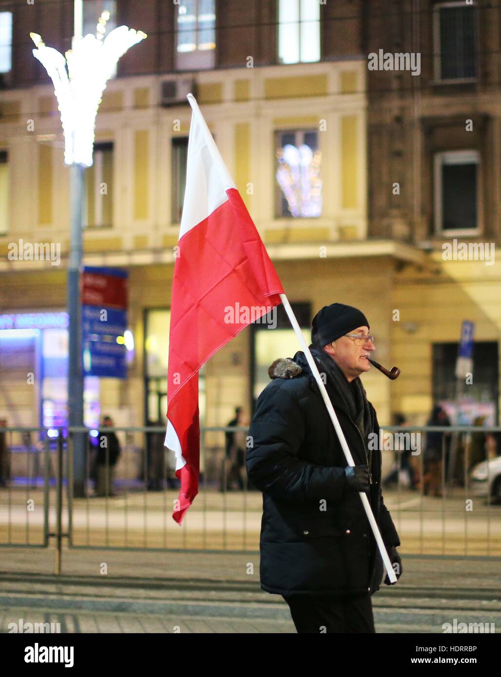 Varsovie, Pologne. 13 Décembre, 2016. Le 13 décembre 2016, la Pologne a marqué le 35e anniversaire de l'imposition de la loi martiale qui a effectivement écrasé le syndicat indépendant et social mouvement connu sous le nom de NSZZ Solidarnosc. À Varsovie, Pologne, des dizaines de milliers de personnes ont pris part à une marche organisée par le Comité pour la défense de la démocratie (KOD), dans l'opposition au parti au pouvoir, le parti Droit et Justice (PiS). La loi martiale a été imposée par le Conseil militaire pour le salut national (WRON) dirigé par le Premier Ministre, ensuite, le général Wojciech Jaruzelski. La loi martiale a été levée le 22 juillet 1983. © Banque D'Images